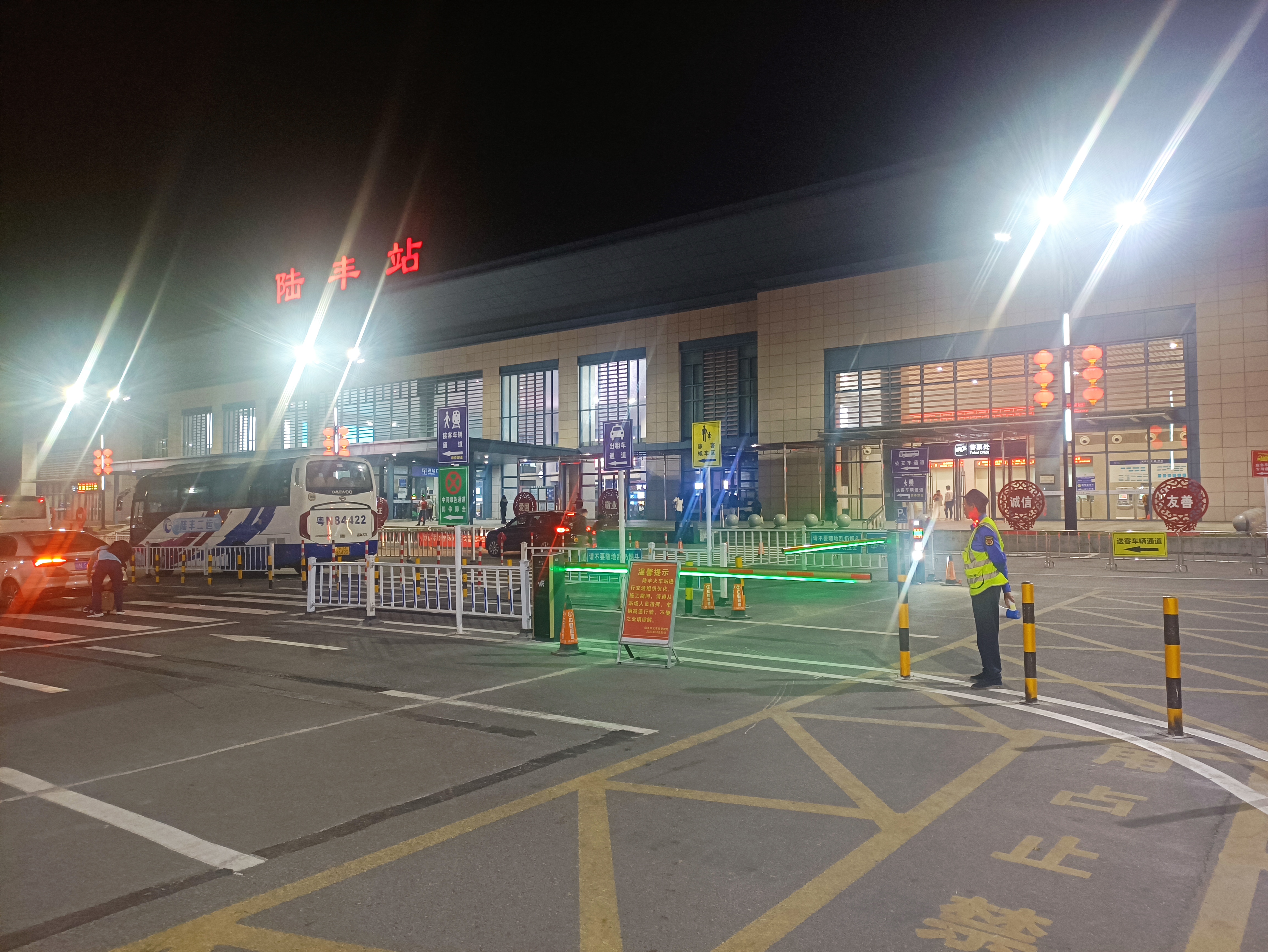 ��β½��վվǰ�㳡װ�ó���ʶ���բ��Ŀ