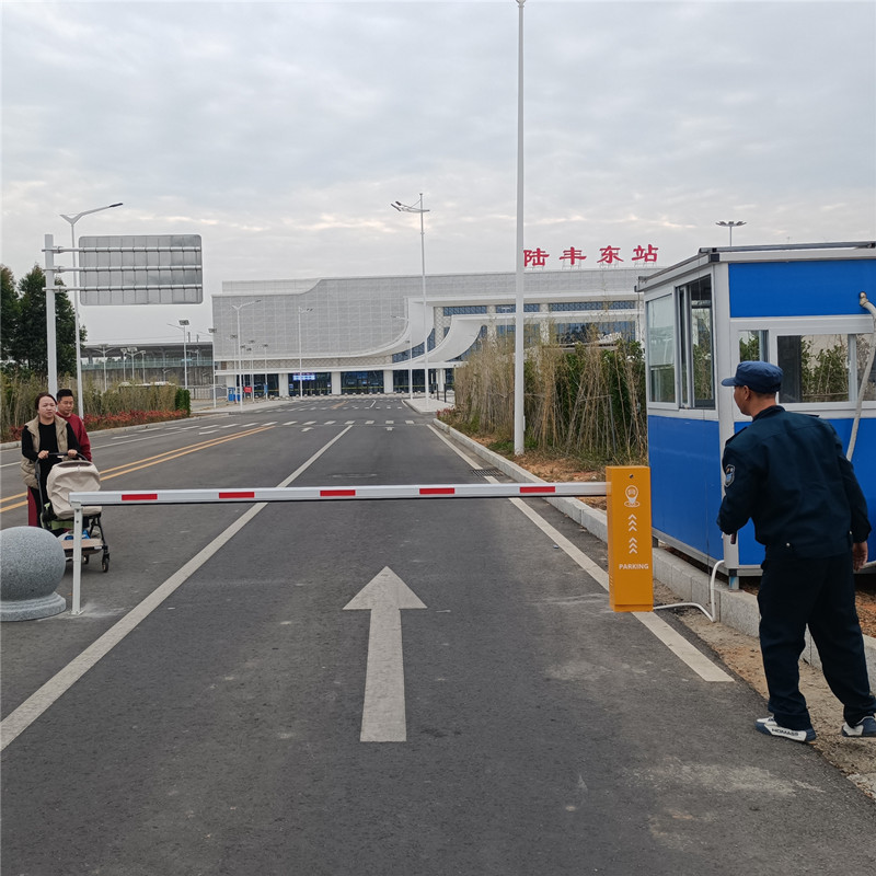 ��β����½�ᶫվ�㳡������������װ���������ܵ�բ��Ŀ